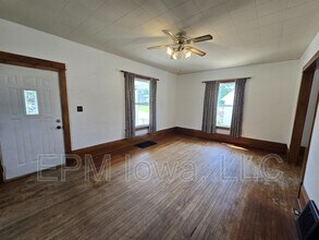 302 Long St in Williamsburg, IA - Building Photo - Building Photo
