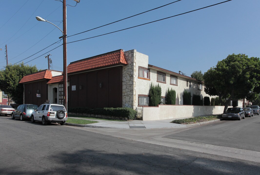 Sunshine Apartments in Downey, CA - Building Photo