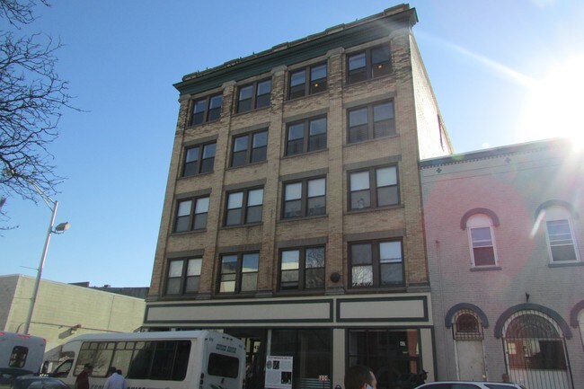 42 Broadway in Paterson, NJ - Foto de edificio - Building Photo