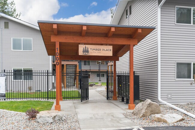 Timber Place by the Lake - Fully Renovated in Coeur d'Alene, ID - Building Photo - Building Photo
