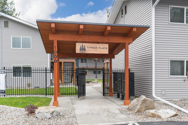 Timber Place by the Lake - Fully Renovated in Coeur d'Alene, ID - Foto de edificio - Building Photo