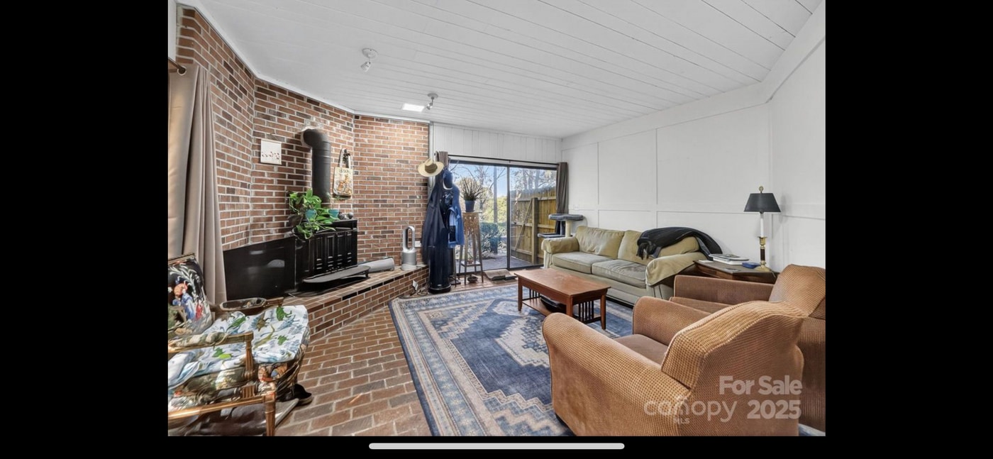 767 S River Rd in Tryon, NC - Foto de edificio