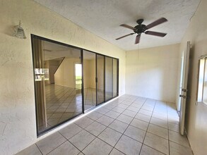 8819 Springtree Lakes Dr in Sunrise, FL - Building Photo - Building Photo