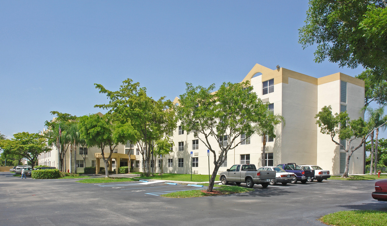 Hillmont Gardens in Fort Lauderdale, FL - Building Photo