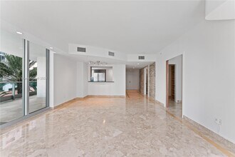 1331 Brickell Bay Dr, Unit 308 in Miami, FL - Building Photo - Building Photo