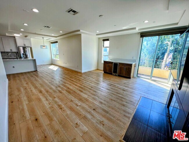 5525 W Olympic Blvd in Los Angeles, CA - Building Photo - Building Photo