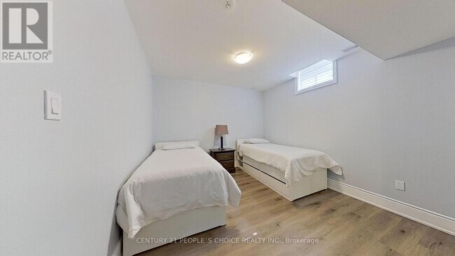 2195 Dewsbury Dr in Oakville, ON - Building Photo - Building Photo