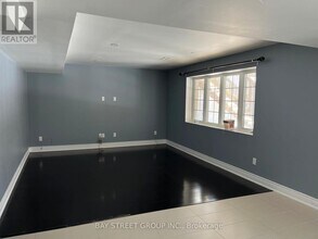 8 Dovetail Dr in Richmond Hill, ON - Building Photo - Building Photo