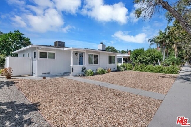 18148 Hartland St in Los Angeles, CA - Building Photo - Building Photo