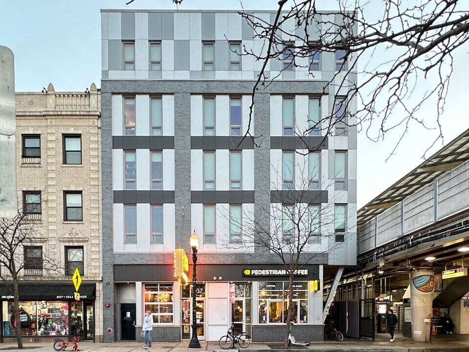 941 W Belmont Ave, Unit A04K in Chicago, IL - Building Photo