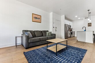 6610 N 93rd Ave in Glendale, AZ - Foto de edificio - Building Photo