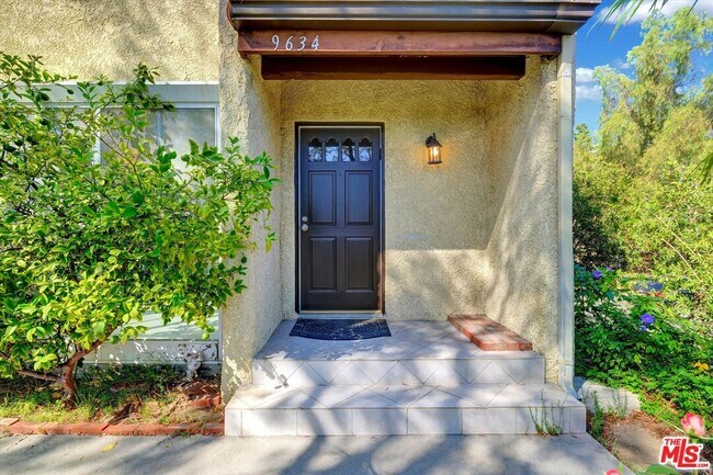 9634 Via Rimini in Burbank, CA - Building Photo - Building Photo