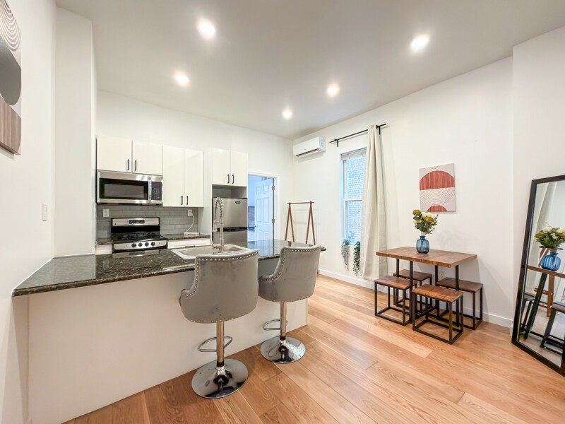2129 Pine St in Philadelphia, PA - Building Photo