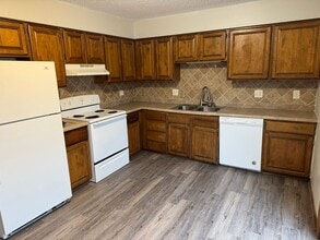 617 Hickory Hill Ln in Des Moines, IA - Building Photo - Building Photo