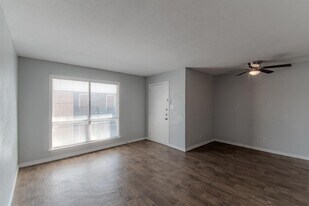 100 Uhland Rd in San Marcos, TX - Building Photo