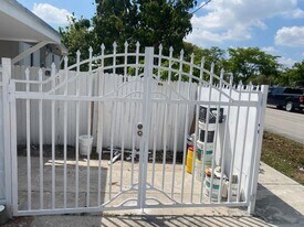 90 NW 185th Ter, Unit Efficiency in Miami, FL - Building Photo