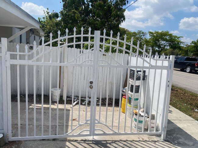 90 NW 185th Ter, Unit Efficiency