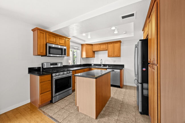 18333 Hatteras St, Unit 41 in Tarzana, CA - Building Photo - Building Photo