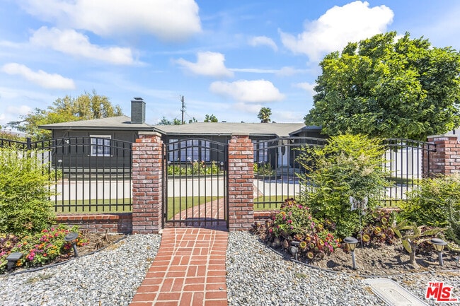 23046 Leonora Dr in Los Angeles, CA - Building Photo - Building Photo
