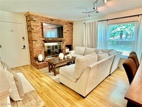 6910 Carriage Hill Dr in Brecksville, OH - Building Photo - Building Photo