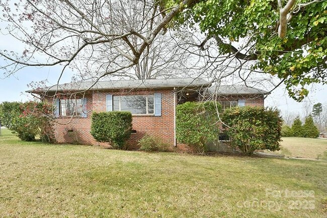 2127 5th St NE in Hickory, NC - Building Photo - Building Photo