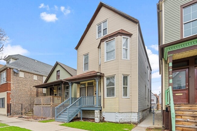 8231 S Coles Ave in Chicago, IL - Building Photo - Building Photo