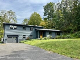 399 Hamburg Rd in Catskill, NY - Building Photo
