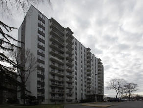 Centennial Towers in Mississauga, ON - Building Photo - Building Photo