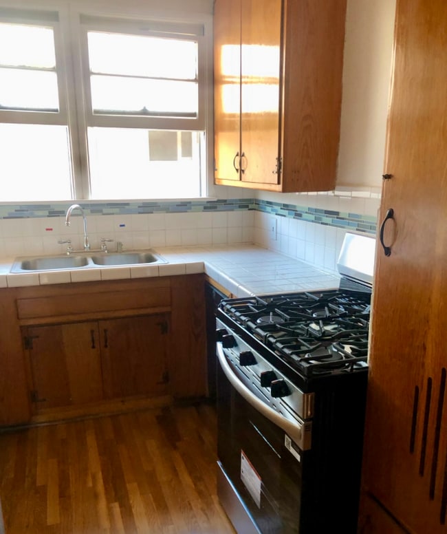 1466 S Sherbourne Dr in Los Angeles, CA - Building Photo - Building Photo