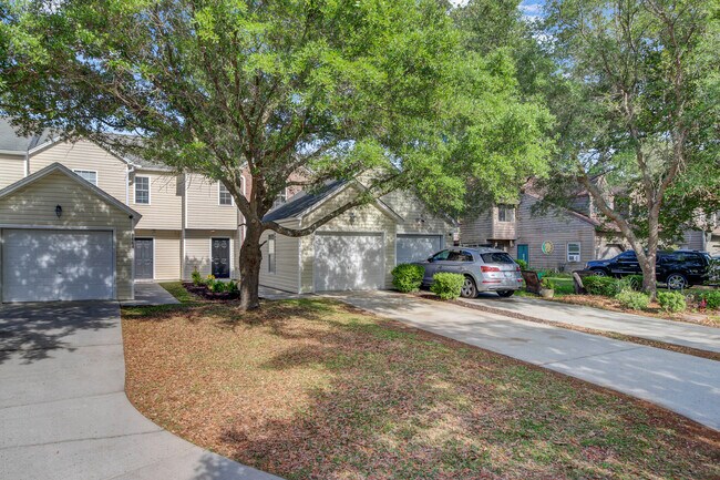 8662 Roanoke Dr