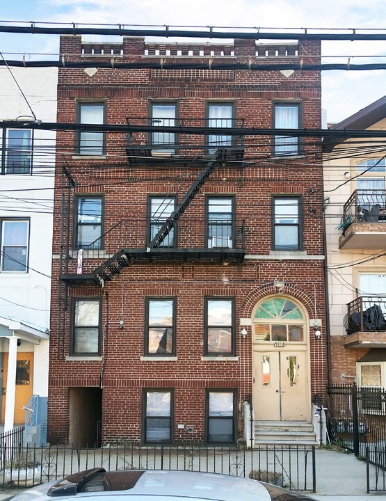 3816 Barnes Ave in Bronx, NY - Building Photo