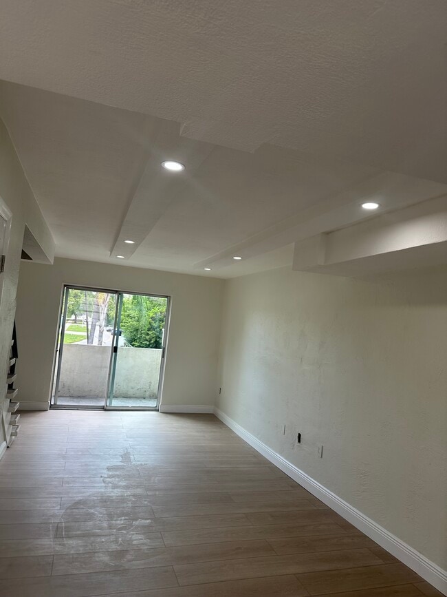 465 Swallow Dr, Unit UNIT#11 in Miami Springs, FL - Building Photo - Building Photo