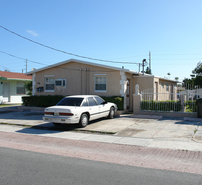 236-240 NW 6th Ave in Dania Beach, FL - Building Photo - Building Photo