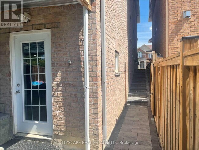 21 Leadership Dr in Brampton, ON - Building Photo - Building Photo