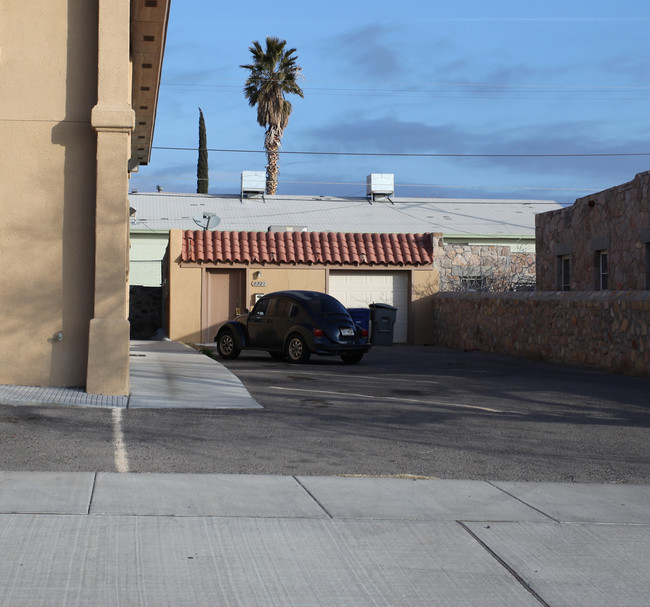 2713-2721 Idalia Ave in El Paso, TX - Foto de edificio - Building Photo