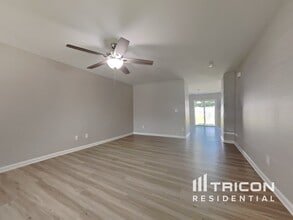 4406 Oak Pointe Dr in Winston-Salem, NC - Foto de edificio - Building Photo