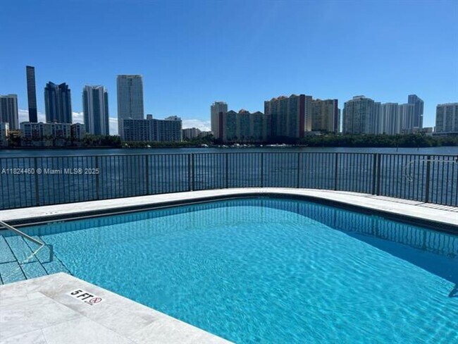 4000 NE 168th St in North Miami Beach, FL - Building Photo - Building Photo