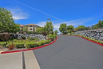 Silver Ridge Senior Apartments in Roseville, CA - Foto de edificio - Building Photo