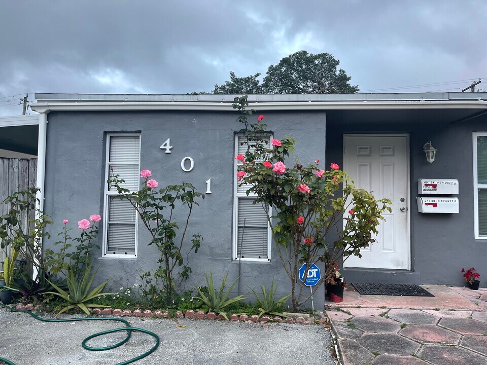 401 SW 10th Ter in Hallandale Beach, FL - Building Photo