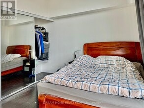 225 Webb Dr in Mississauga, ON - Building Photo - Building Photo