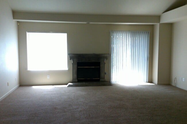 483 E Newport Dr in Fresno, CA - Building Photo - Building Photo