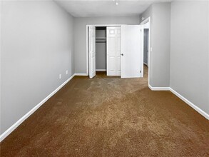 5016 Top Cat Ct in Sugar Hill, GA - Foto de edificio - Building Photo