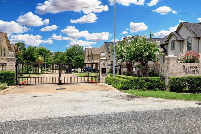 11126 Sherwood Garden Dr in Houston, TX - Building Photo - Building Photo