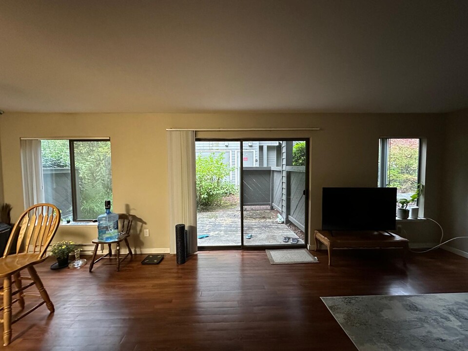 14401 NE 43rd Pl in Bellevue, WA - Building Photo