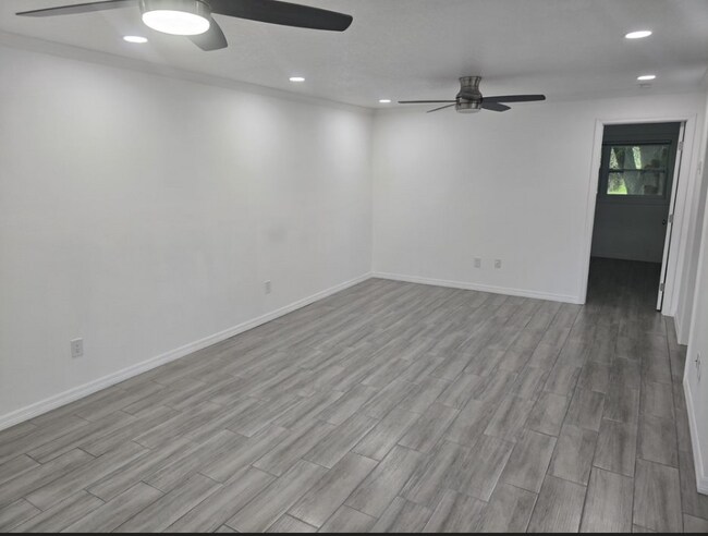 1250 S Pinellas Ave, Unit 308 Green Dolphin Condo in Tarpon Springs, FL - Building Photo - Building Photo