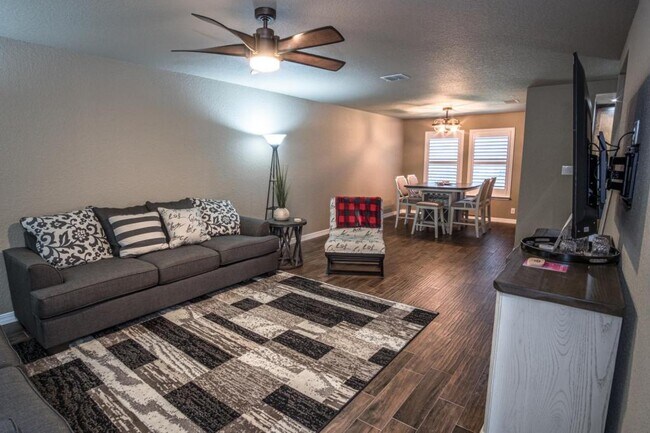 5323 Dannelly Field in San Antonio, TX - Building Photo - Building Photo