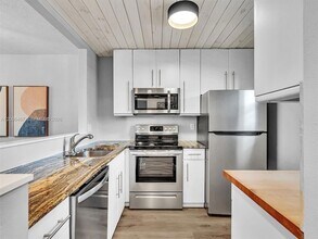 9340 Lagoon Pl, Unit 303 in Davie, FL - Foto de edificio - Building Photo