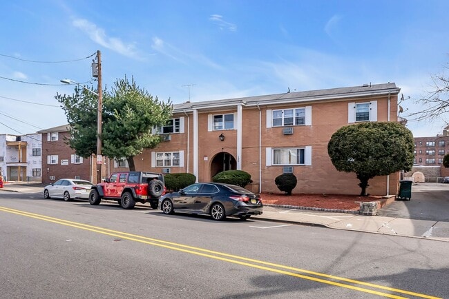 Stuyvesant Commons - Lyndhurst in Lyndhurst, NJ - Building Photo - Building Photo