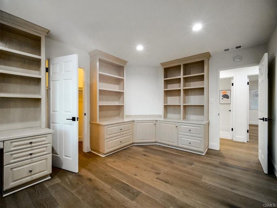 4732 Del Moreno Dr in Los Angeles, CA - Building Photo
