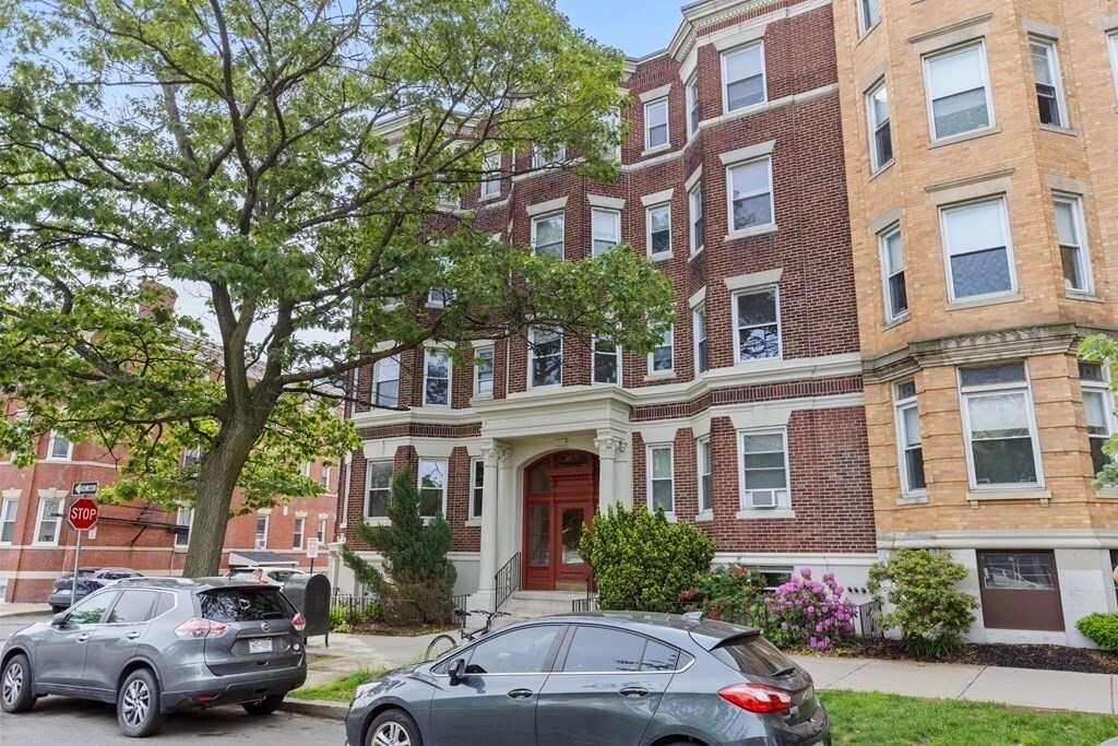 1330 Commonwealth Ave, Unit 6 in Boston, MA - Building Photo